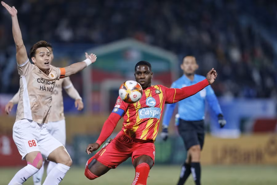 Rimario Gordon (áo đỏ vàng) bị kèm sát