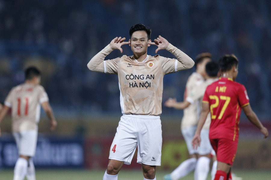 Tấn Tài mở tỷ số với cú sút xa đẹp mắt Tấn Tài mở tỷ số với cú sút xa đẹp mắt