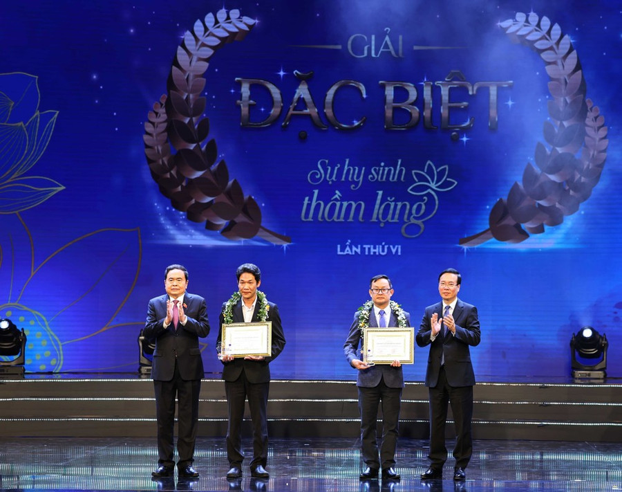 Chủ tịch nước Võ Văn Thưởng và Phó Chủ tịch Thường trực Quốc hội Trần Thanh Mẫn trao Giải Đặc biệt cho tác giả Ngô Anh Văn (Báo Sức khoẻ &amp; Đời sống) và trao chứng nhận cho nhân vật trong tác phẩm đoạt giải là Bác sỹ Võ Thái Trung, Phó trưởng Khoa Chấn thương-Chỉnh hình (Bệnh viện Đa khoa tỉnh Bình Dương. (Ảnh: Thống Nhất/TTXVN)