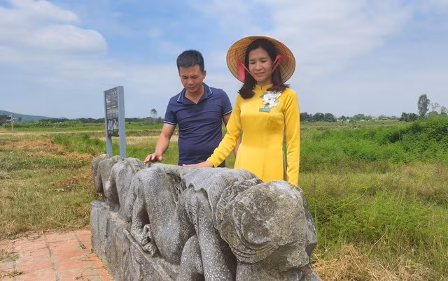 Đây được xem là đôi rồng đá lớn nhất được tìm thấy cho tới nay. Việc rồng đá bị mất đầu đến nay vẫn có nhiều câu chuyền kỳ bí chưa có lời giải đáp