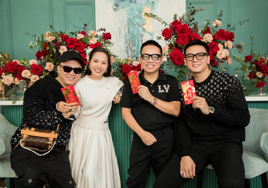 Lê Xuân Tiền (ngoài cùng bên phải) cùng nhà thiết kế Đỗ Mạnh Cường đến tham dự sự kiện. Ngoài công việc người mẫu, anh còn được khán giả nhớ đến khi tham gia các dự án điện ảnh