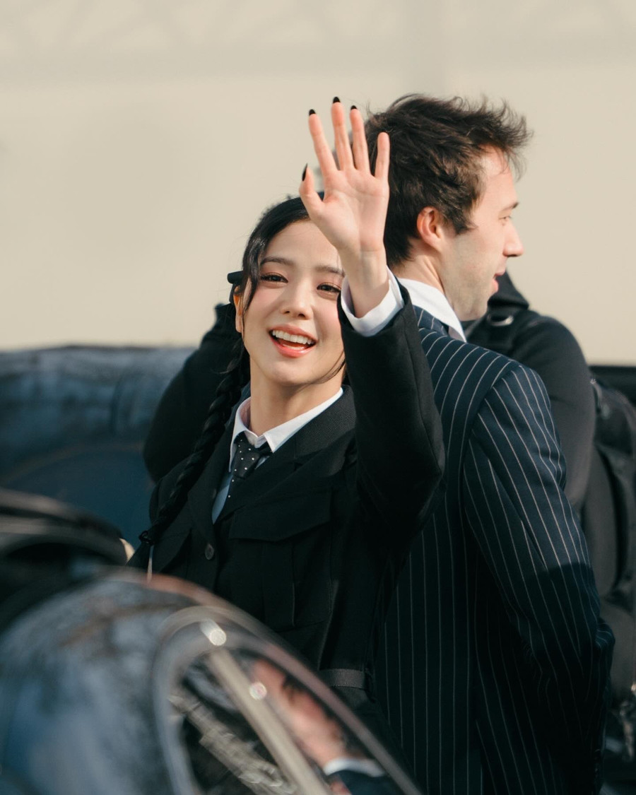 Suốt sự kiện, Jisoo luôn giữ nụ cười tươi tắn trên môi, cũng như tích cực tương tác với người hâm mộ. Thái độ thân thiện giúp cô chinh phục thêm nhiều người hâm mộ quốc tế. Suốt sự kiện, Jisoo luôn giữ nụ cười tươi tắn trên môi, cũng như tích cực tương tác với người hâm mộ. Thái độ thân thiện giúp cô chinh phục thêm nhiều người hâm mộ quốc tế.