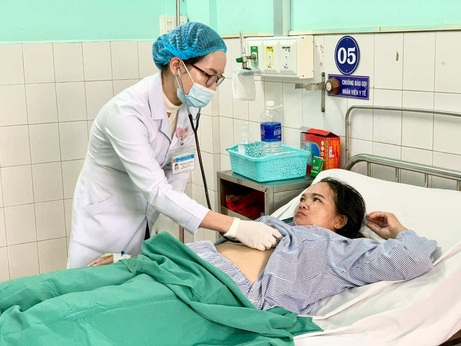Thăm khám sức khỏe cho bệnh nhân tại Khoa Hồi sức tích cực chống độc (Bệnh viện Đa khoa Gia Lai). Ảnh: Như Nguyện Thăm khám sức khỏe cho bệnh nhân tại Khoa Hồi sức tích cực chống độc (Bệnh viện Đa khoa Gia Lai). Ảnh: Như Nguyện