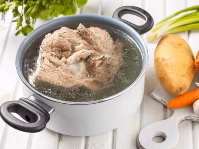 Luộc có thể giúp giảm lượng mỡ trong thịt, đồng thời vẫn giữ lại lượng dinh dưỡng đáng kể