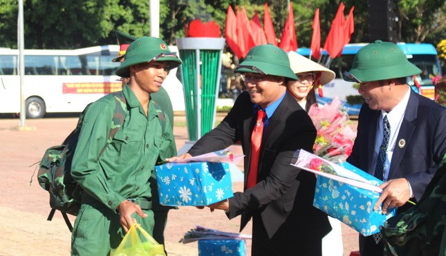 Anh Y Wal Mlô tặng quà thanh niên lên đường nhập ngũ Anh Y Wal Mlô tặng quà thanh niên lên đường nhập ngũ