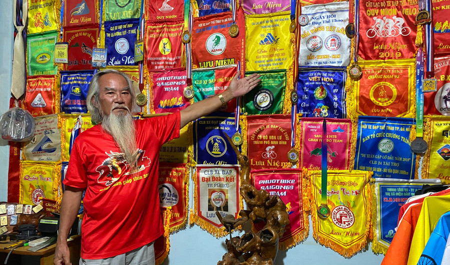 Qua mỗi chuyến đi xa với xe đạp, ông Hồ Sĩ Hồng kết nối giao lưu với các anh em chung sở thích trên mọi miền đất nước. Ảnh: S.C Qua mỗi chuyến đi xa với xe đạp, ông Hồ Sĩ Hồng kết nối giao lưu với các anh em chung sở thích trên mọi miền đất nước. Ảnh: S.C