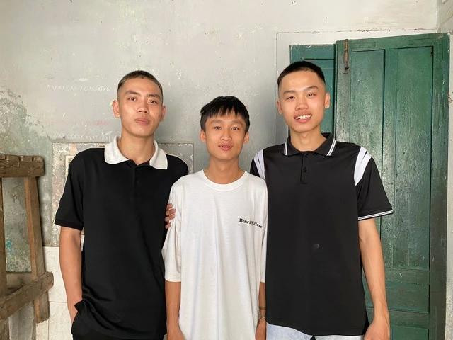 2 anh em song sinh 20 tuổi và người em út vừa tròn 18 tuổi đã cùng viết đơn tình nguyện lên đường tòng quân