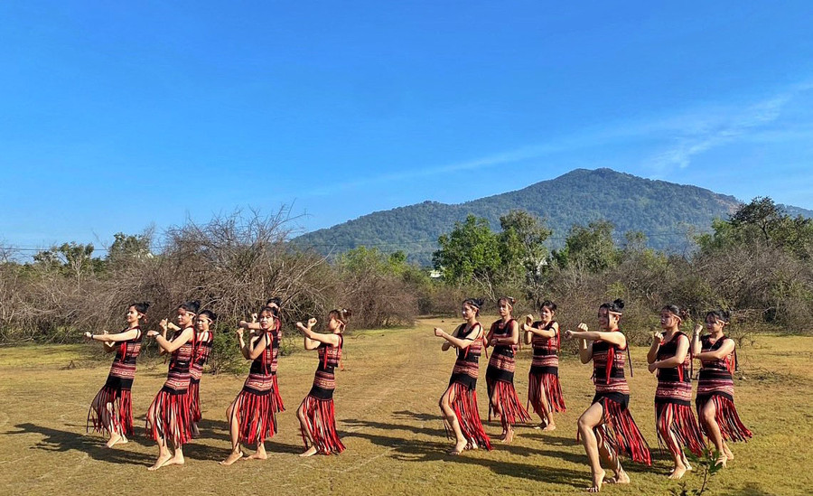 Hội viên Hội LHPN xã Ia Tô (huyện Ia Grai) biểu diễn tiết mục dân vũ (ảnh đơn vị cung cấp). Hội viên Hội LHPN xã Ia Tô (huyện Ia Grai) biểu diễn tiết mục dân vũ (ảnh đơn vị cung cấp).