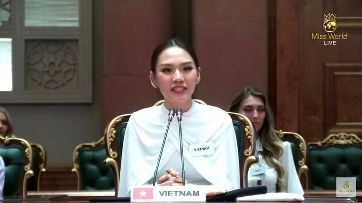 Mai Phương tự tin trong phần thi hùng biện. Mai Phương tự tin trong phần thi hùng biện.