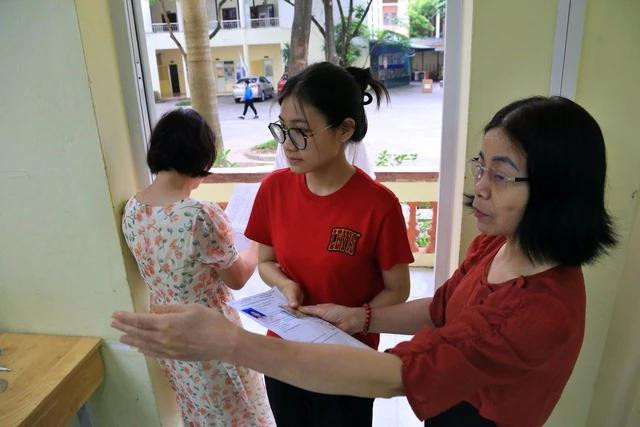 Tuyển sinh vào lớp 10 năm nay ở Hà Nội tiếp tục khiến phụ huynh &quot;đứng ngồi không yên&quot;