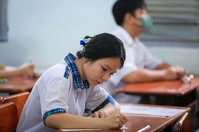 Học sinh thi môn tiếng Anh vào lớp 10 tại Trường THPT chuyên Lê Hồng Phong (TP.HCM)