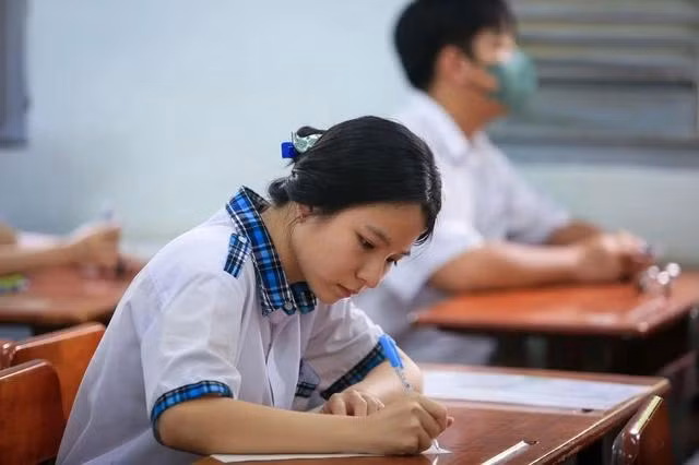 Học sinh thi môn tiếng Anh vào lớp 10 tại Trường THPT chuyên Lê Hồng Phong (TP.HCM)