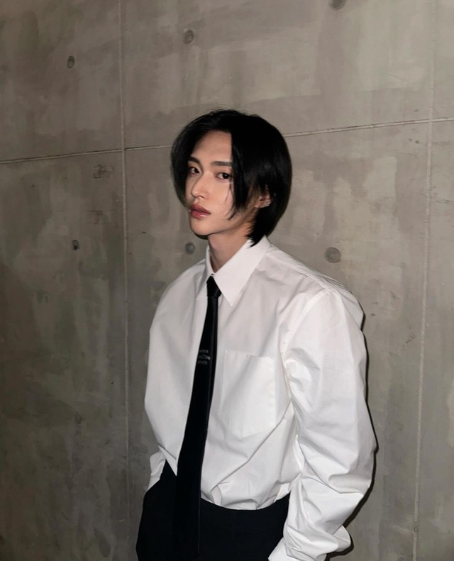 Dù mới debut chưa đầy 6 tháng cùng nhóm nhạc nam nhà SM - RIIZE nhưng Wonbin đã để lại dấu ấn trong lòng công chúng nhờ tài năng và nhan sắc đậm chất lãng tử. Vào tháng 2.2024, anh còn vinh dự đạt vị trí số 1 trong bảng xếp hạng danh tiếng các thành viên nhóm nhạc nam Hàn Quốc, vượt mặt mỹ nam Cha Eun Woo và nhiều đàn anh đình đám khác như: Baekhyun (EXO), Changmin (TVXQ), Jungkook và V (BTS) hay Key (SHINee)