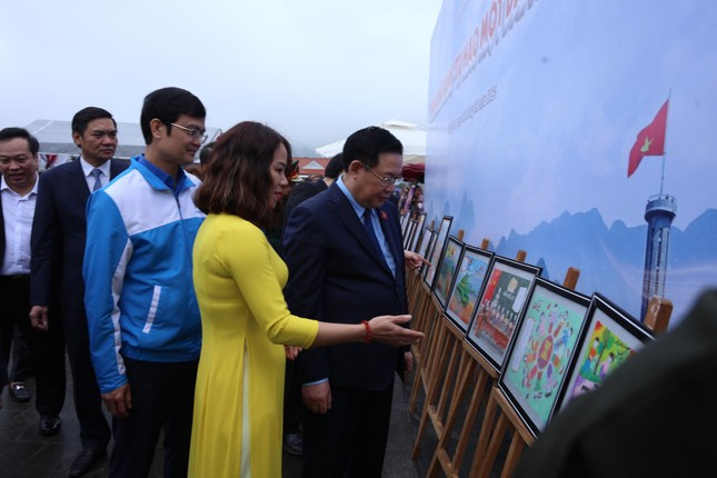 Chủ tịch Quốc hội Vương Đình Huệ tham quan triển lãm tranh &quot;Tự hào một dải non sông&quot;