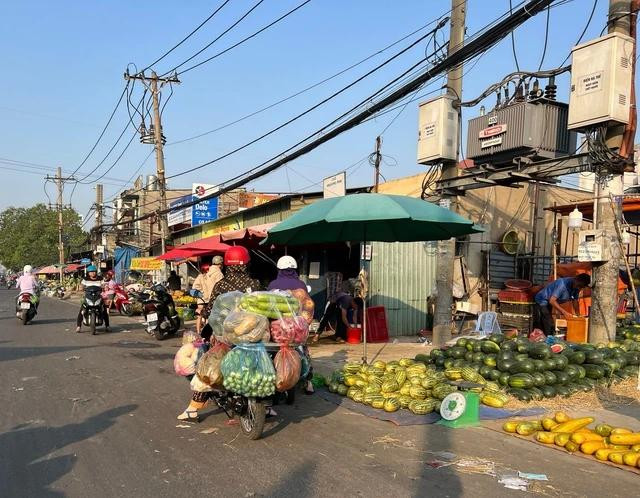 Buôn bán lấn chiếm lòng lề đường, dừng đỗ mua hàng bất chấp nguy hiểm Buôn bán lấn chiếm lòng lề đường, dừng đỗ mua hàng bất chấp nguy hiểm