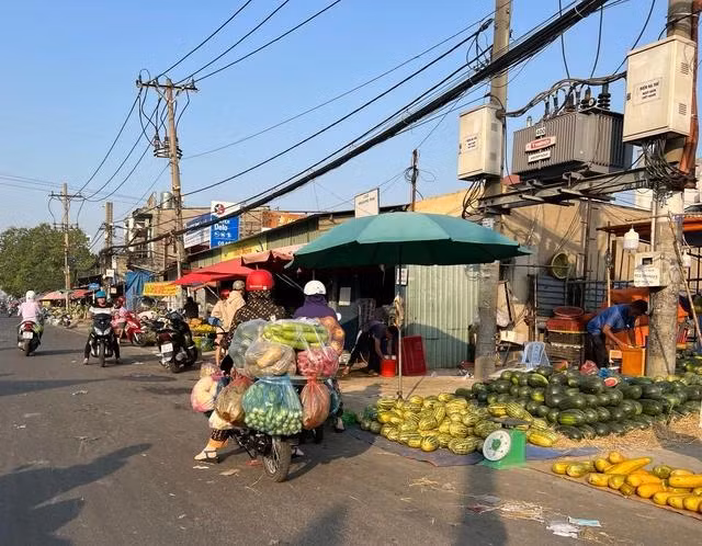 Buôn bán lấn chiếm lòng lề đường, dừng đỗ mua hàng bất chấp nguy hiểm