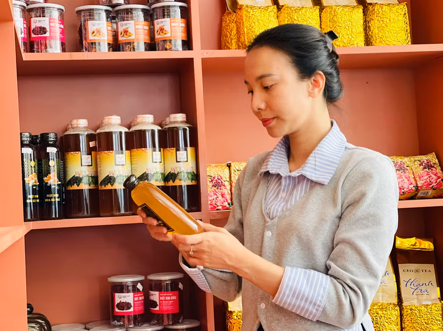 Chị Nguyễn Thị Vy Vy-Chủ tịch HĐQT kiêm Giám đốc HTX VCSC đã mạnh dạn mở showroom trưng bày và giới thiệu sản phẩm đặc sản Gia Lai. Ảnh: Mai Ka