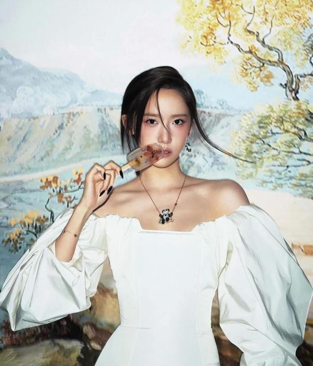 YoonA vẫn luôn giữ vững danh hiệu &quot;tường thành nhan sắc&quot; của Kpop trong suốt hơn 17 năm hoạt động. Vẻ đẹp trong trẻo, làn da không tì vết cùng ngũ quan hài hòa đúng chuẩn gu Hàn là điều khiến mỹ nhân nhà SM trở thành biểu tượng hoàn mỹ của người dân xứ sở kim chi