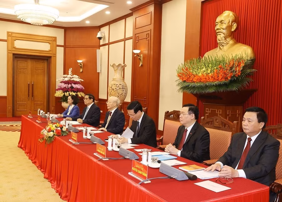 Tổng Bí thư Nguyễn Phú Trọng cùng các đồng chí Ủy viên Bộ Chính trị: Chủ tịch nước Võ Văn Thưởng; Thủ tướng Chính phủ Phạm Minh Chính; Chủ tịch Quốc hội Vương Đình Huệ; Thường trực Ban Bí thư, Trưởng Ban Tổ chức Trung ương Trương Thị Mai; Giám đốc Học viện Chính trị Quốc gia Hồ Chí Minh, Chủ tịch Hội đồng Lý luận Trung ương, Tổ trưởng Tổ Biên tập Văn kiện Nguyễn Xuân Thắng chủ trì phiên họp. (Ảnh: Trí Dũng/TTXVN) Tổng Bí thư Nguyễn Phú Trọng cùng các đồng chí Ủy viên Bộ Chính trị: Chủ tịch nước Võ Văn Thưởng; Thủ tướng Chính phủ Phạm Minh Chính; Chủ tịch Quốc hội Vương Đình Huệ; Thường trực Ban Bí thư, Trưởng Ban Tổ chức Trung ương Trương Thị Mai; Giám đốc Học viện Chính trị Quốc gia Hồ Chí Minh, Chủ tịch Hội đồng Lý luận Trung ương, Tổ trưởng Tổ Biên tập Văn kiện Nguyễn Xuân Thắng chủ trì phiên họp. (Ảnh: Trí Dũng/TTXVN)