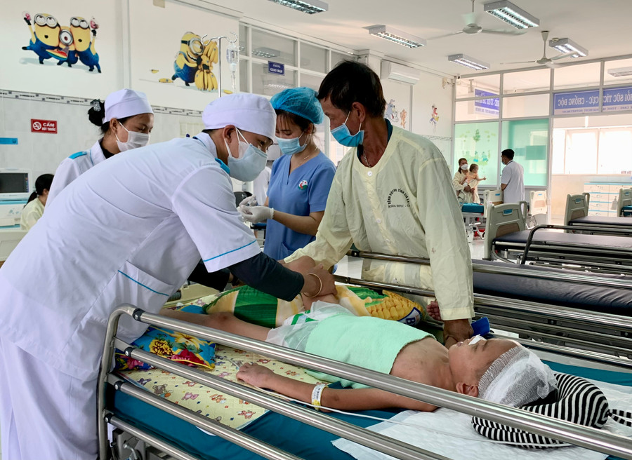 Các y, bác sĩ Khoa Hồi sức tích cực chống độc (Bệnh viện Nhi Gia Lai) nỗ lực chăm sóc, điều trị cho người bệnh. Ảnh: Như Nguyện Các y, bác sĩ Khoa Hồi sức tích cực chống độc (Bệnh viện Nhi Gia Lai) nỗ lực chăm sóc, điều trị cho người bệnh. Ảnh: Như Nguyện