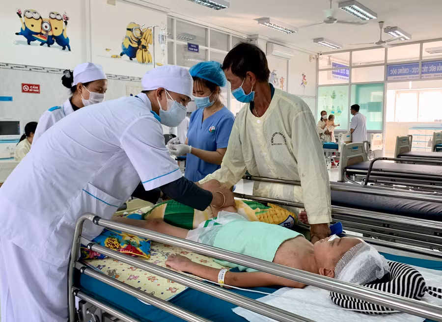 Các y, bác sĩ Khoa Hồi sức tích cực chống độc (Bệnh viện Nhi Gia Lai) nỗ lực chăm sóc, điều trị cho người bệnh. Ảnh: Như Nguyện