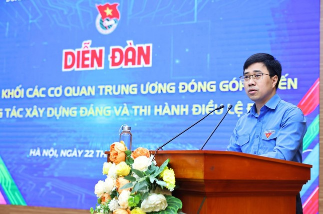 Anh Bùi Hoàng Tùng phát biểu đề dẫn diễn đàn. Ảnh: BTC