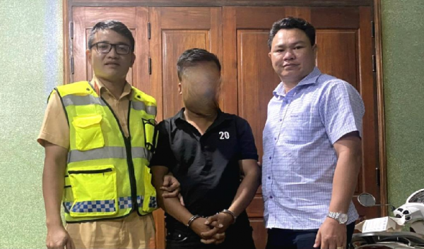 Đối tượng Phạm T.A. được bàn giao cho Công an TP Đồng Xoài xử lý theo thẩm quyền (Ảnh PT).