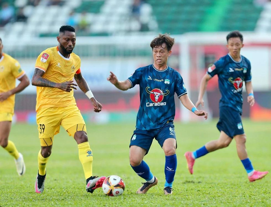 HAGL (phải) đang gặp vô vàn khó khăn