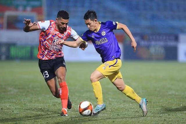 CLB Hà Nội (phải) hứa hẹn gây khó cho đội dẫn đầu bảng xếp hạng là CLB Nam Định