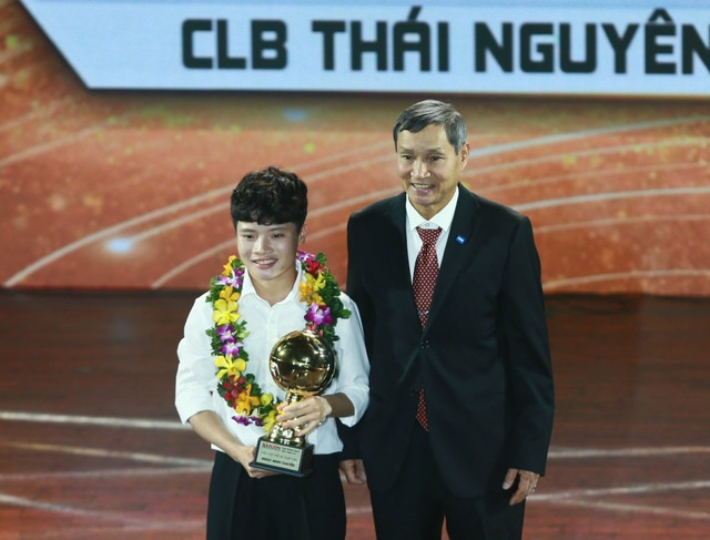 HLV Mai Đức Chung trao giải thưởng Cầu thủ trẻ nữ xuất sắc cho Minh Chuyên HLV Mai Đức Chung trao giải thưởng Cầu thủ trẻ nữ xuất sắc cho Minh Chuyên