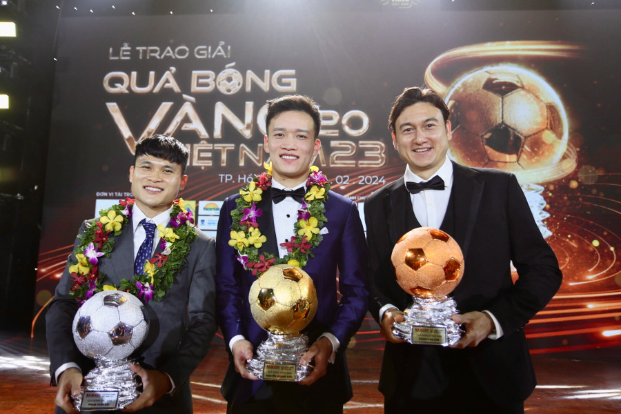 Hoàng Đức bên cạnh Văn Lâm, Tuấn Hải trong lễ trao giải Quả bóng vàng Việt Nam 2023 Hoàng Đức bên cạnh Văn Lâm, Tuấn Hải trong lễ trao giải Quả bóng vàng Việt Nam 2023