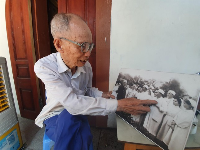 Ông Nguyễn Hữu Kim chỉ từng người trong Bệnh xá Vân Đình khi đó được đón Bác Hồ về thăm Ông Nguyễn Hữu Kim chỉ từng người trong Bệnh xá Vân Đình khi đó được đón Bác Hồ về thăm