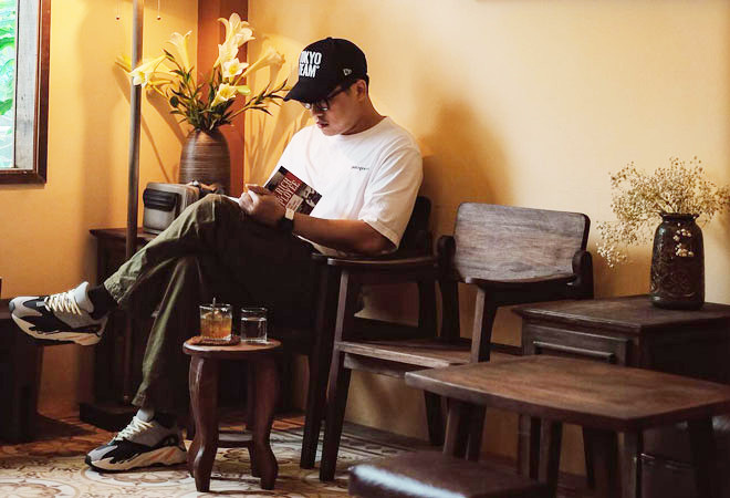 Giữa những thanh âm cuộc sống, chúng ta vẫn tìm được cho mình một khoảng riêng khu trú tâm hồn, nhờ một tách cà phê. Ảnh: Ngọt cà phê Giữa những thanh âm cuộc sống, chúng ta vẫn tìm được cho mình một khoảng riêng khu trú tâm hồn, nhờ một tách cà phê. Ảnh: Ngọt cà phê