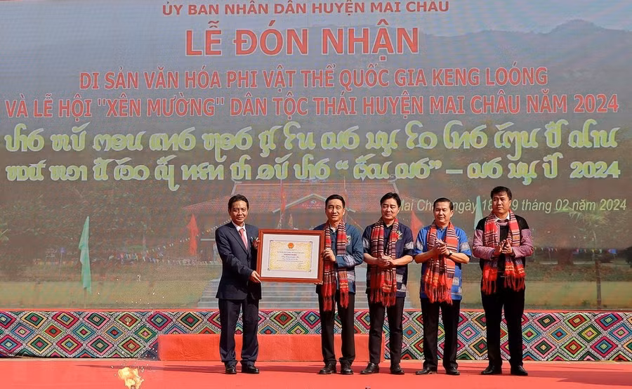 Thứ trưởng Bộ Văn hóa, Thể thao và Du lịch Hoàng Đạo Cương trao Chứng nhận Di sản Văn hóa Phi vật thể Quốc gia Keng Loóng cho huyện Mai Châu. (Ảnh: Thanh Hải/TTXVN)