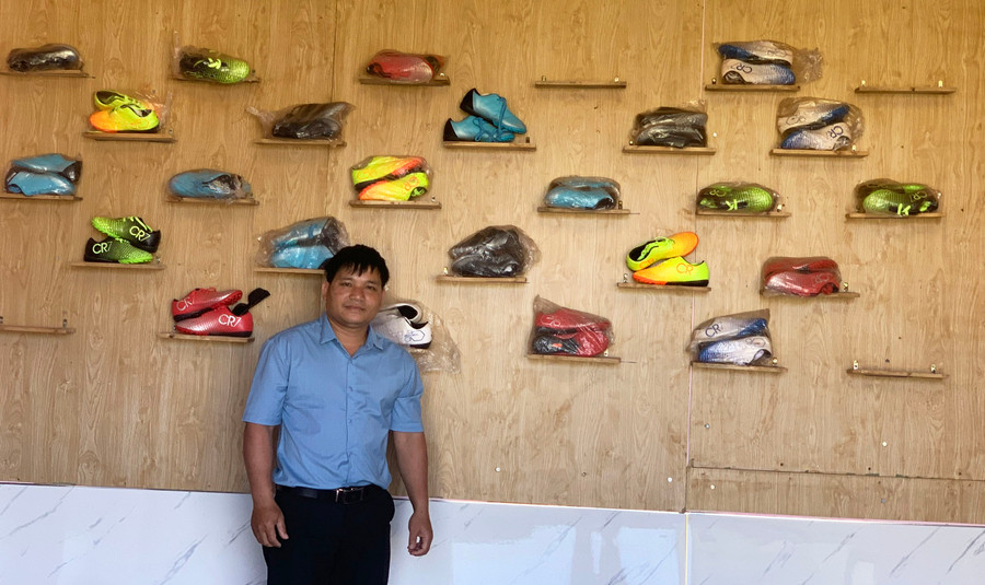 Với việc kinh sân bóng đá cỏ nhân tạo kết hợp kinh doanh đồ thể thao giúp gia đình ông En cải thiện thu nhập. Ảnh: R.H Với việc kinh sân bóng đá cỏ nhân tạo kết hợp kinh doanh đồ thể thao giúp gia đình ông En cải thiện thu nhập. Ảnh: R.H