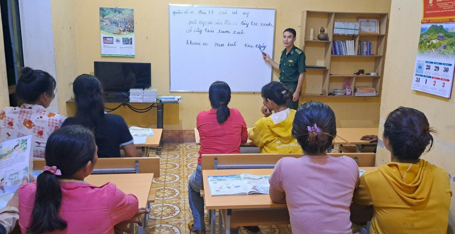 Đại úy Nguyễn Văn Luân dạy lớp xóa mù chữ cho người dân làng Khôn, xã Ia Mơr (ảnh nhân vật cung cấp). Đại úy Nguyễn Văn Luân dạy lớp xóa mù chữ cho người dân làng Khôn, xã Ia Mơr (ảnh nhân vật cung cấp).