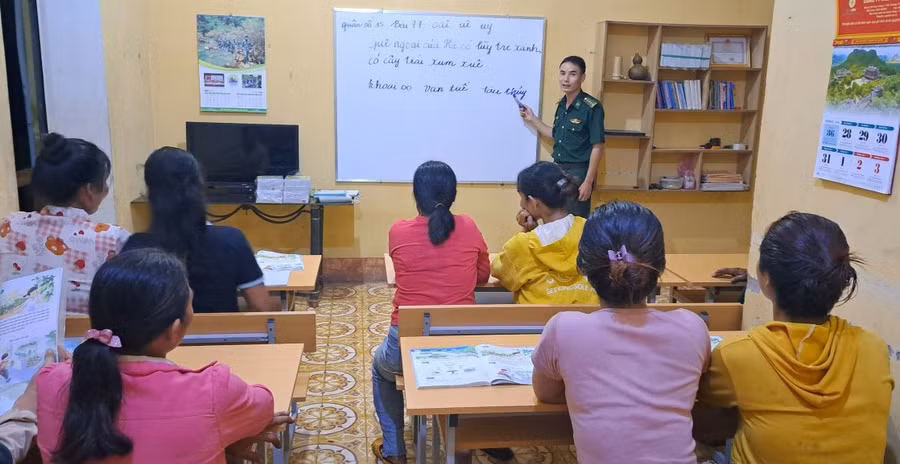 Đại úy Nguyễn Văn Luân dạy lớp xóa mù chữ cho người dân làng Khôn, xã Ia Mơr (ảnh nhân vật cung cấp).