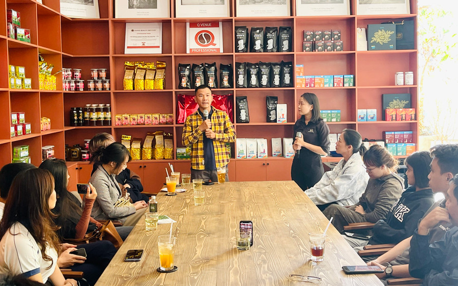 CLB sinh hoạt định kỳ hàng tuần vào ngày thứ bảy hoặc chủ nhật. Ảnh: Mai Ka CLB sinh hoạt định kỳ hàng tuần vào ngày thứ bảy hoặc chủ nhật. Ảnh: Mai Ka