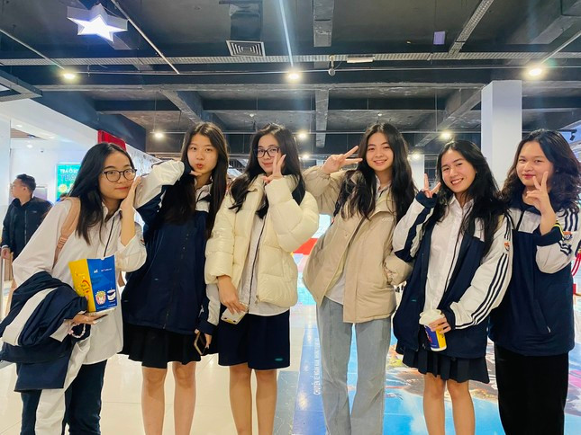 Chị em sinh đôi Hương Sa và Uyển Nhi (giữa) và nhóm bạn học sinh đến từ trường THPT Việt Đức. Ảnh: Diệu Nhi Chị em sinh đôi Hương Sa và Uyển Nhi (giữa) và nhóm bạn học sinh đến từ trường THPT Việt Đức. Ảnh: Diệu Nhi