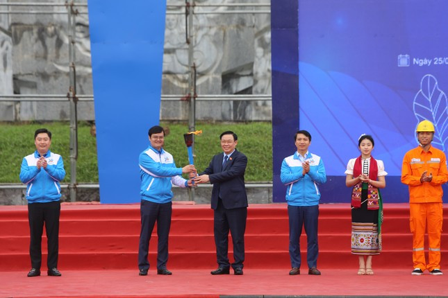 Chủ tịch Quốc hội Vương Đình Huệ trao ngọn đuốc khởi động Tháng Thanh niên năm 2024 cho Bí thư thứ nhất T.Ư Đoàn Bùi Quang Huy