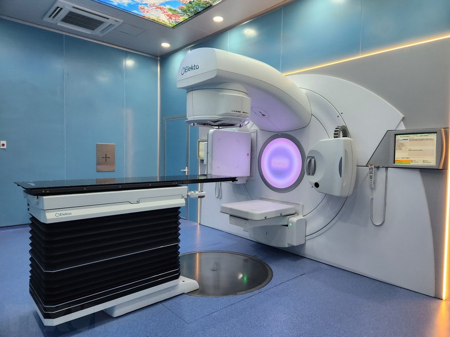 Hệ thống máy xạ trị gia tốc tuyến tính Synergy 160 lá tại Bệnh viện Trung ương Huế. (Ảnh: Mai Trang/TTXVN)