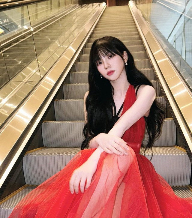 Khi còn ngồi trên ghế nhà trường, Karina đã là một ulzzang (mặt đẹp) nổi tiếng xứ Hàn. Trưởng nhóm aespa là 1 trong những visual thế hệ mới không thể soán ngôi của Kpop. Mỗi lần người đẹp sinh năm 2000 xuất hiện lại là một lần bùng nổ nhan sắc, gương mặt nhỏ nhắn, &quot;ảo diệu&quot; như đồ họa là điều khiến Karina gây được ấn tượng với công chúng