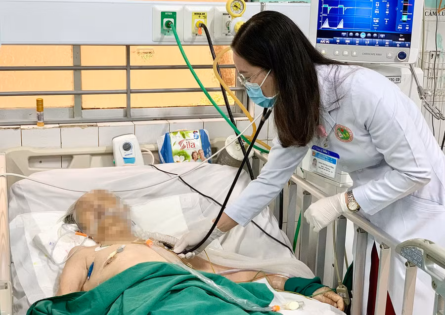 Bác sĩ Hường thăm khám cho bệnh nhân. Ảnh: Như Nguyện