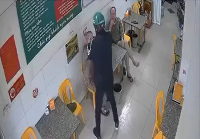 Thời điểm nạn nhân bị phóng hỏa. Ảnh cắt từ clip Thời điểm nạn nhân bị phóng hỏa. Ảnh cắt từ clip