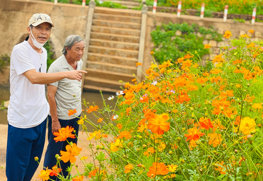 Ông Nguyễn Văn Qúy (bên trái, phường Hội Thương, TP. Pleiku) phấn khởi khi thấy bộ mặt bờ kè suối Hội Phú thay đổi tích cực. Ảnh: Mai Ka Ông Nguyễn Văn Qúy (bên trái, phường Hội Thương, TP. Pleiku) phấn khởi khi thấy bộ mặt bờ kè suối Hội Phú thay đổi tích cực. Ảnh: Mai Ka