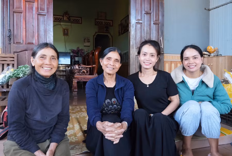 Ở tuổi 70, bà H’Wen (thứ 2 từ trái sang) vẫn giữ được vẻ đẹp tươi tắn. Ảnh: H.N