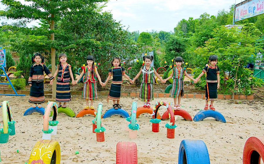 Trường Mầm non Tuổi Hoa đã sáng tạo trong việc tận dụng rác thải tái chế để tạo ra các công trình vui chơi cho trẻ. Ảnh: H.T Trường Mầm non Tuổi Hoa đã sáng tạo trong việc tận dụng rác thải tái chế để tạo ra các công trình vui chơi cho trẻ. Ảnh: H.T