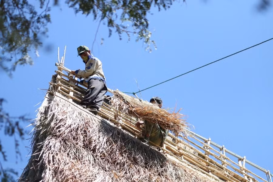 Sửa lại nhà Rông truyền thống tại Làng du lịch cộng đồng Kon Jơ Dri, xã Đăk Rơ Wa, thành phố Kon Tum. (Ảnh: Dư Toán/TTXVN)