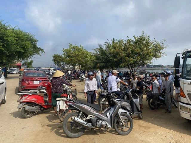 Người dân tụ tập rất đông trước cầu tàu Tịnh Kỳ (xã Tịnh Kỳ, TP.Quảng Ngãi) Người dân tụ tập rất đông trước cầu tàu Tịnh Kỳ (xã Tịnh Kỳ, TP.Quảng Ngãi)