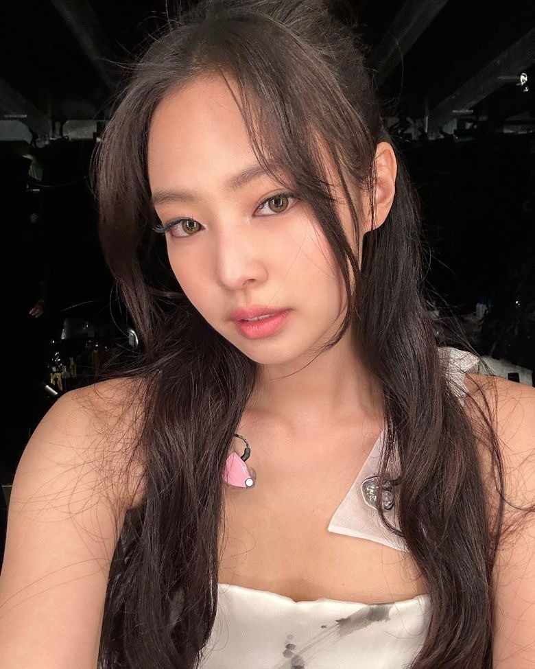 Năm 2024, các thành viên BlackPink lần lượt giới thiệu công ty cá nhân riêng. Hôm 21/2, Jisoo là thành viên thứ ba công bố nhãn hiệu mang tên Blissoo. Nhiều người hâm mộ mong đợi Rosé nhanh chóng thành lập công ty. Truyền thông Hàn dự đoán BlackPink khó tái hợp một nhóm hoàn chỉnh trong năm nay bởi bốn thành viên đều bận rộn với lịch trình cá nhân. Sau Jennie và Jisoo, Lisa lấn sân sang vai trò diễn viên, đang quay bộ phim châm biếm giới nhà giàu The White Lotus của HBO. Năm 2024, các thành viên BlackPink lần lượt giới thiệu công ty cá nhân riêng. Hôm 21/2, Jisoo là thành viên thứ ba công bố nhãn hiệu mang tên Blissoo. Nhiều người hâm mộ mong đợi Rosé nhanh chóng thành lập công ty. Truyền thông Hàn dự đoán BlackPink khó tái hợp một nhóm hoàn chỉnh trong năm nay bởi bốn thành viên đều bận rộn với lịch trình cá nhân. Sau Jennie và Jisoo, Lisa lấn sân sang vai trò diễn viên, đang quay bộ phim châm biếm giới nhà giàu The White Lotus của HBO.
